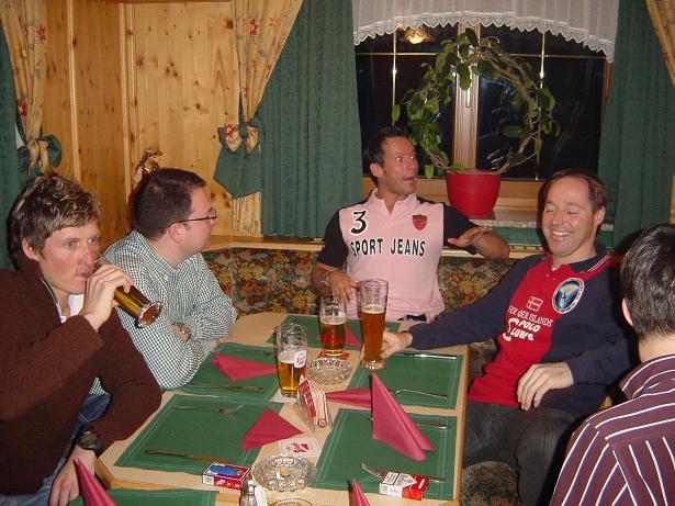 Gemtliches Beisammensein bei Bier, Wein, Fleischkrapfen und Bauernbradl'