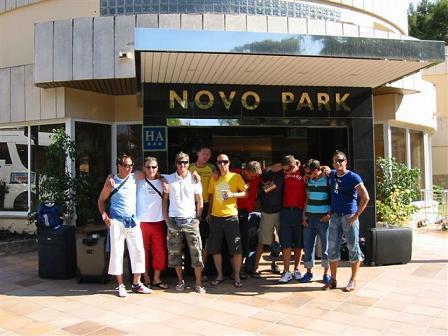 Gruppenfoto vor dem Hotel (Davare Peter nicht im Bild)