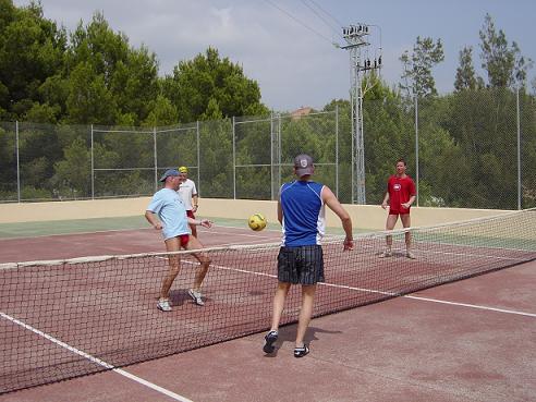 Die Jungs beim Fuballtennis