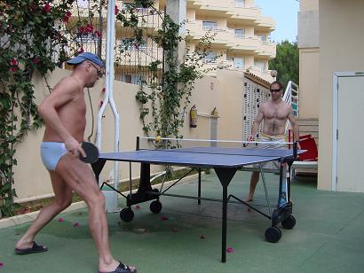 Peter (vo.) und Max (hi.) spielen sich eine Runde aus